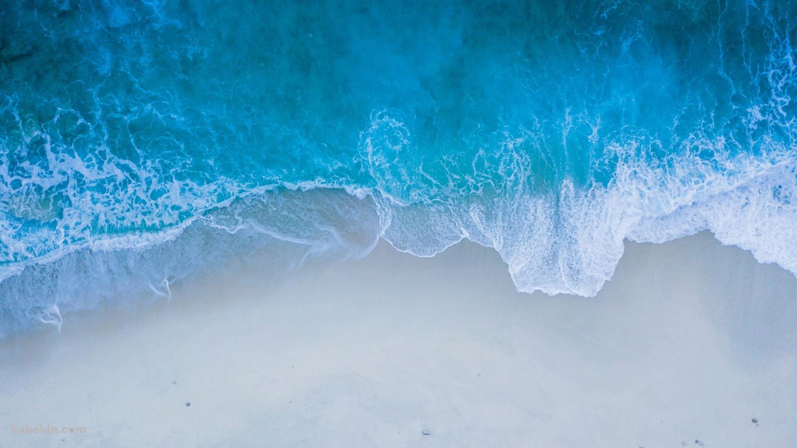 上から見た綺麗な波打ち際 / 水色 / 砂浜 / ビーチ / 海の壁紙(1600px x 900px) 高画質 PC・デスクトップ用