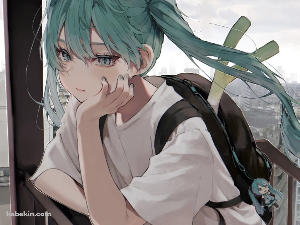 階段で肘を付きながら外を見る初音ミク / ネギを入れたリュック / 初音ミクのキーホルダー / ボカロ / ボーカロイドの壁紙(1024px x 768px) 高画質 PC・デスクトップ用