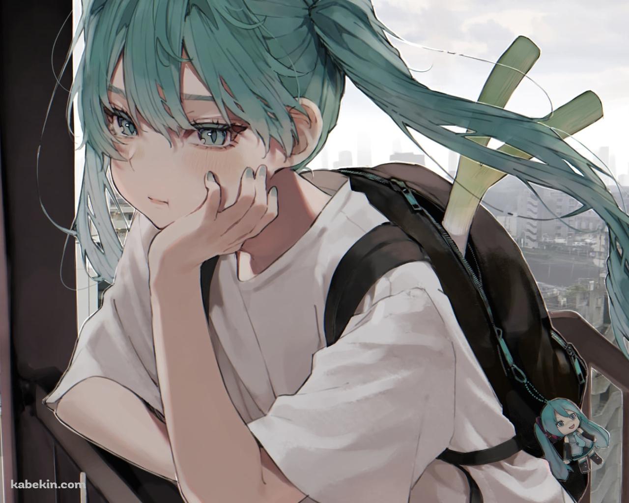 階段で肘を付きながら外を見る初音ミク / ネギを入れたリュック / 初音ミクのキーホルダー / ボカロ / ボーカロイドの壁紙(1280px x 1024px) 高画質 PC・デスクトップ用