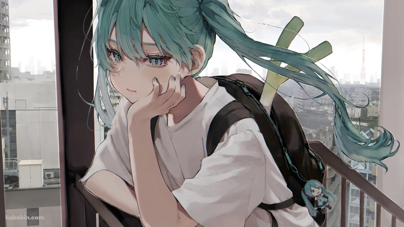 階段で肘を付きながら外を見る初音ミク / ネギを入れたリュック / 初音ミクのキーホルダー / ボカロ / ボーカロイドの壁紙(1600px x 900px) 高画質 PC・デスクトップ用