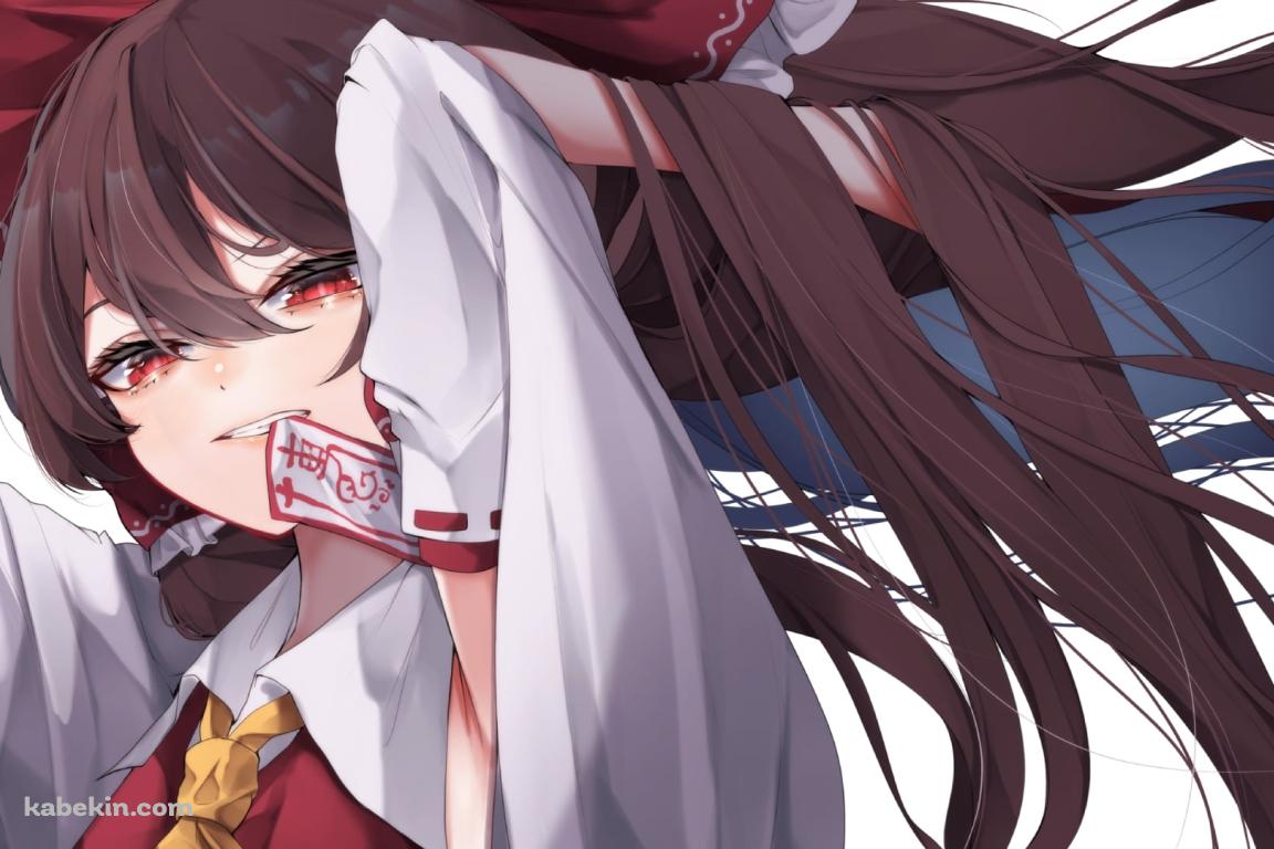 お札を咥えながら髪を結わく博麗霊夢 / 東方の壁紙(1152px x 768px) 高画質 PC・デスクトップ用