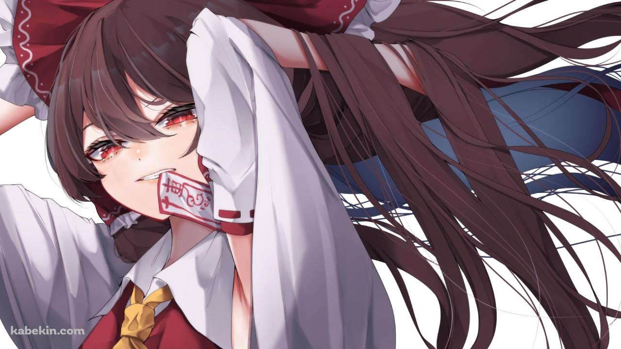 お札を咥えながら髪を結わく博麗霊夢 / 東方の壁紙(1280px x 720px) 高画質 PC・デスクトップ用