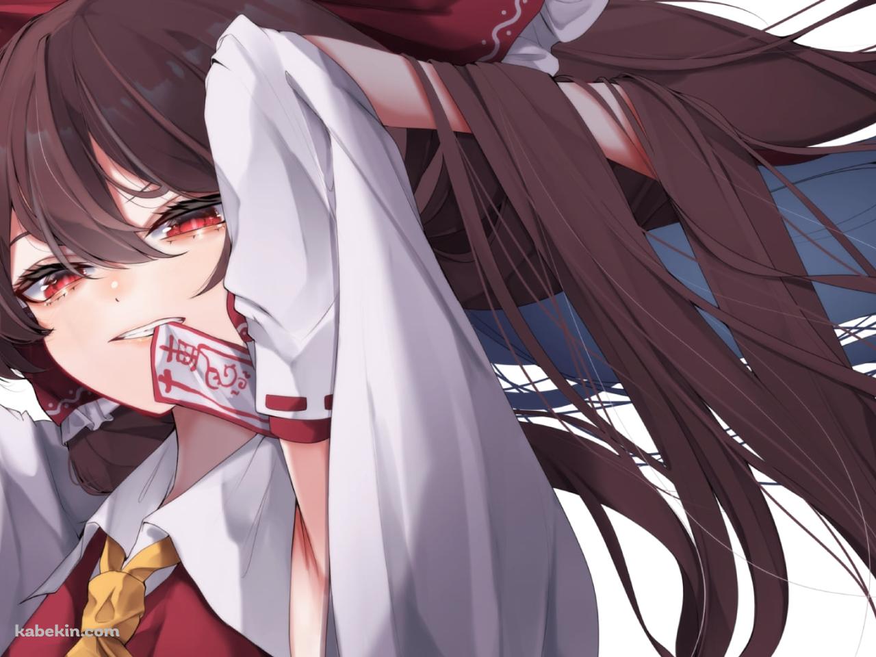 お札を咥えながら髪を結わく博麗霊夢 / 東方の壁紙(1280px x 960px) 高画質 PC・デスクトップ用
