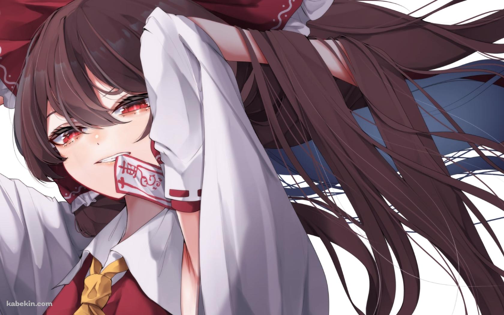 お札を咥えながら髪を結わく博麗霊夢 / 東方の壁紙(1680px x 1050px) 高画質 PC・デスクトップ用