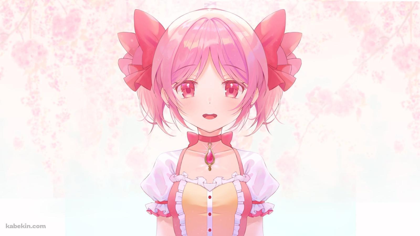 ピンクのリボンをつけた可愛い鹿目まどか / 赤いブローチ / 正面 / まどマギ / 魔法少女まどか☆マギカの壁紙(1600px x 900px) 高画質 PC・デスクトップ用
