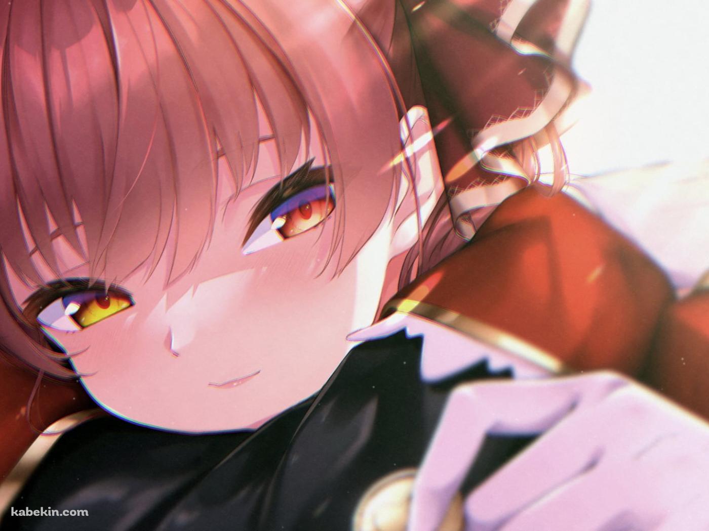 金色のボタンを持ち微笑む宝鐘マリン / ホロライブ / バーチャルYouTuber / Vtuberの壁紙(1400px x 1050px) 高画質 PC・デスクトップ用