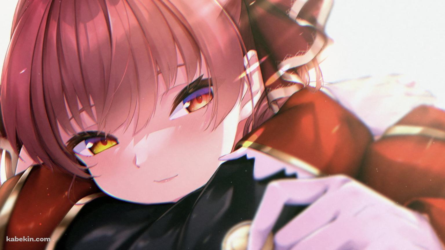 金色のボタンを持ち微笑む宝鐘マリン / ホロライブ / バーチャルYouTuber / Vtuberの壁紙(1536px x 864px) 高画質 PC・デスクトップ用