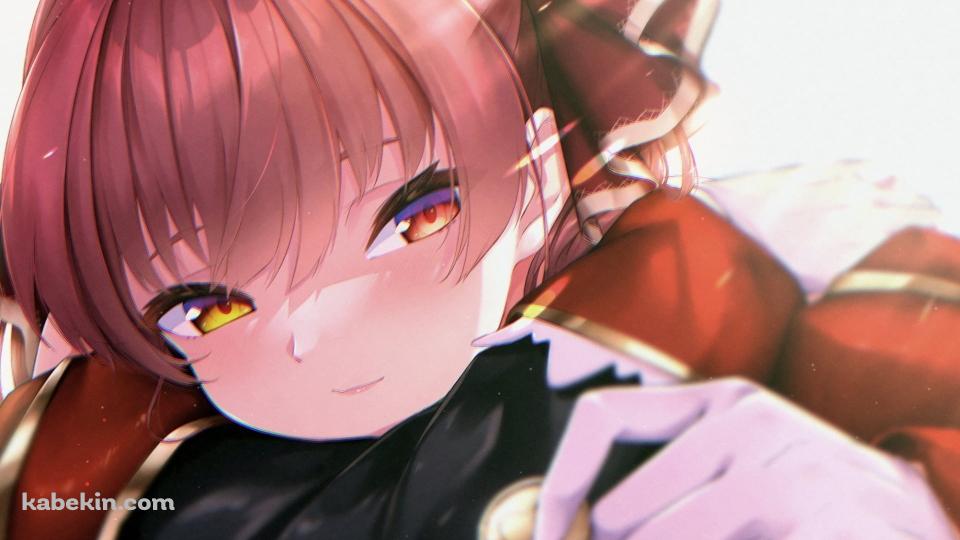金色のボタンを持ち微笑む宝鐘マリン / ホロライブ / バーチャルYouTuber / Vtuberの壁紙(960px x 540px) 高画質 PC・デスクトップ用