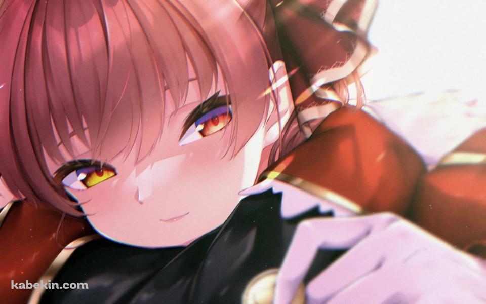 金色のボタンを持ち微笑む宝鐘マリン / ホロライブ / バーチャルYouTuber / Vtuberの壁紙(960px x 600px) 高画質 PC・デスクトップ用
