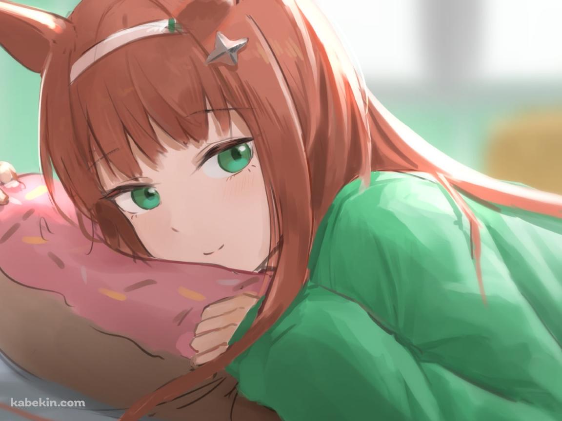 ピンクのドーナツの枕に埋もれてこちらを見るサイレンススズカ / ウマ娘プリティーダービーの壁紙(1152px x 864px) 高画質 PC・デスクトップ用