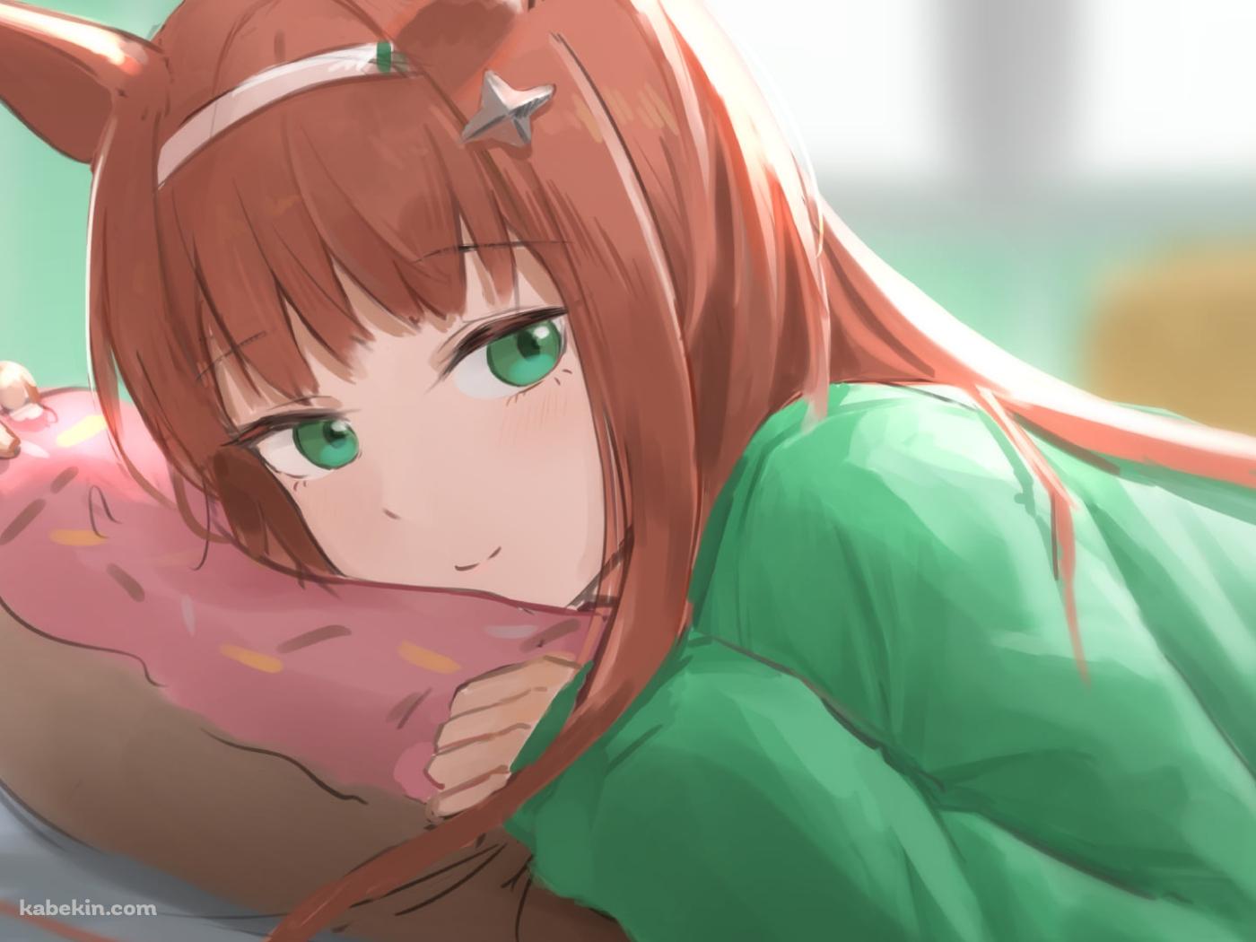 ピンクのドーナツの枕に埋もれてこちらを見るサイレンススズカ / ウマ娘プリティーダービーの壁紙(1400px x 1050px) 高画質 PC・デスクトップ用