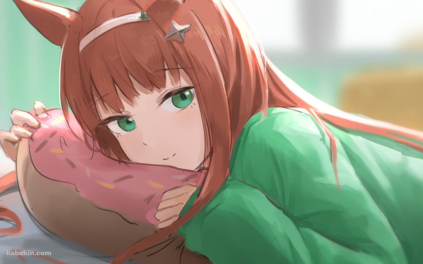 ピンクのドーナツの枕に埋もれてこちらを見るサイレンススズカ / ウマ娘プリティーダービーの壁紙(1440px x 900px) 高画質 PC・デスクトップ用