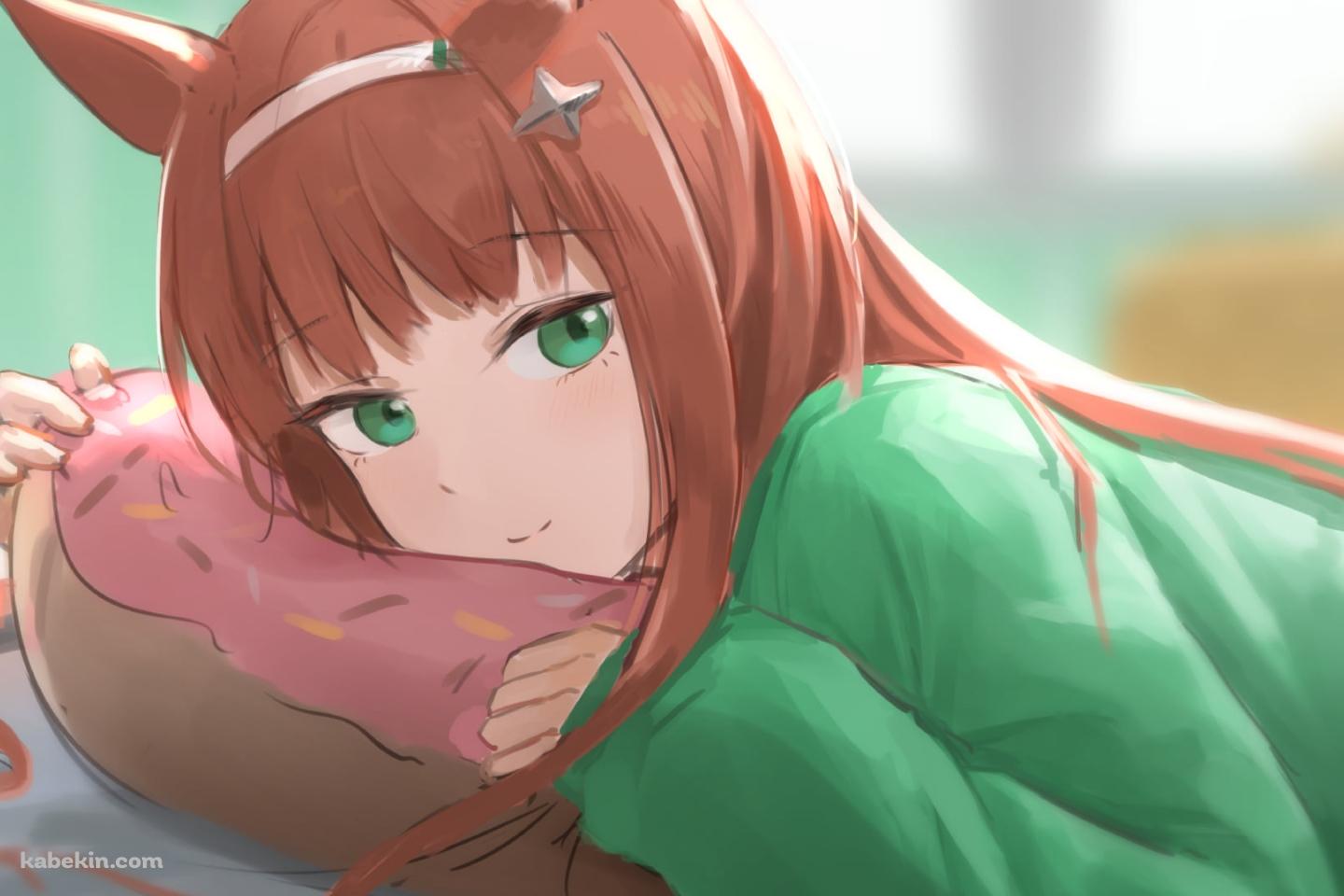 ピンクのドーナツの枕に埋もれてこちらを見るサイレンススズカ / ウマ娘プリティーダービーの壁紙(1440px x 960px) 高画質 PC・デスクトップ用