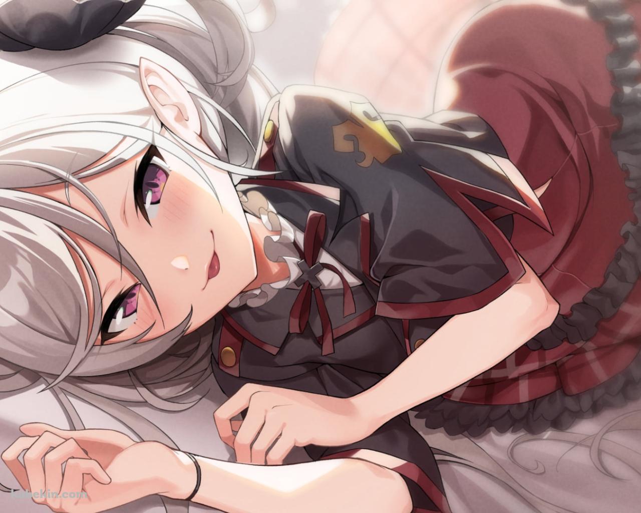 ベッドに寝転び微笑む浅黄ムツキ（あさぎむつき） / ブルアカ / ブルーアーカイブの壁紙(1280px x 1024px) 高画質 PC・デスクトップ用