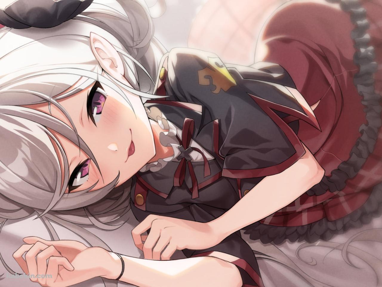 ベッドに寝転び微笑む浅黄ムツキ（あさぎむつき） / ブルアカ / ブルーアーカイブの壁紙(1280px x 960px) 高画質 PC・デスクトップ用