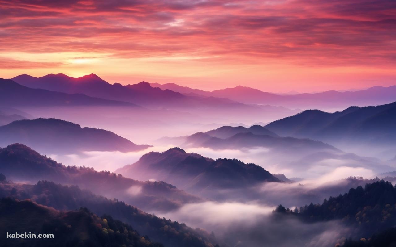 綺麗な夕焼けと霧に包まれた山・森の壁紙(1280px x 800px) 高画質 PC・デスクトップ用