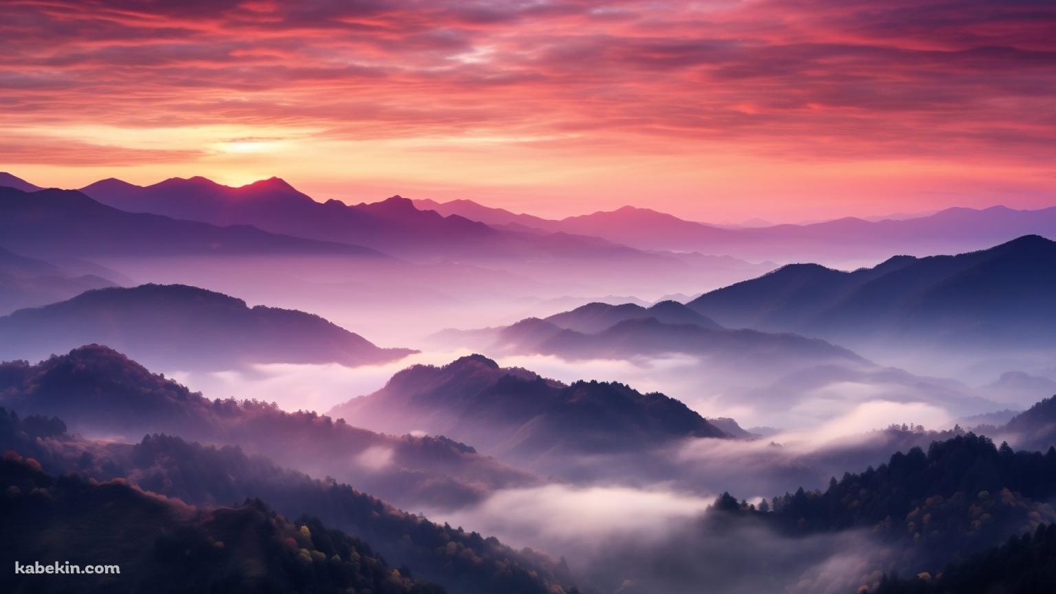 綺麗な夕焼けと霧に包まれた山・森の壁紙(1536px x 864px) 高画質 PC・デスクトップ用