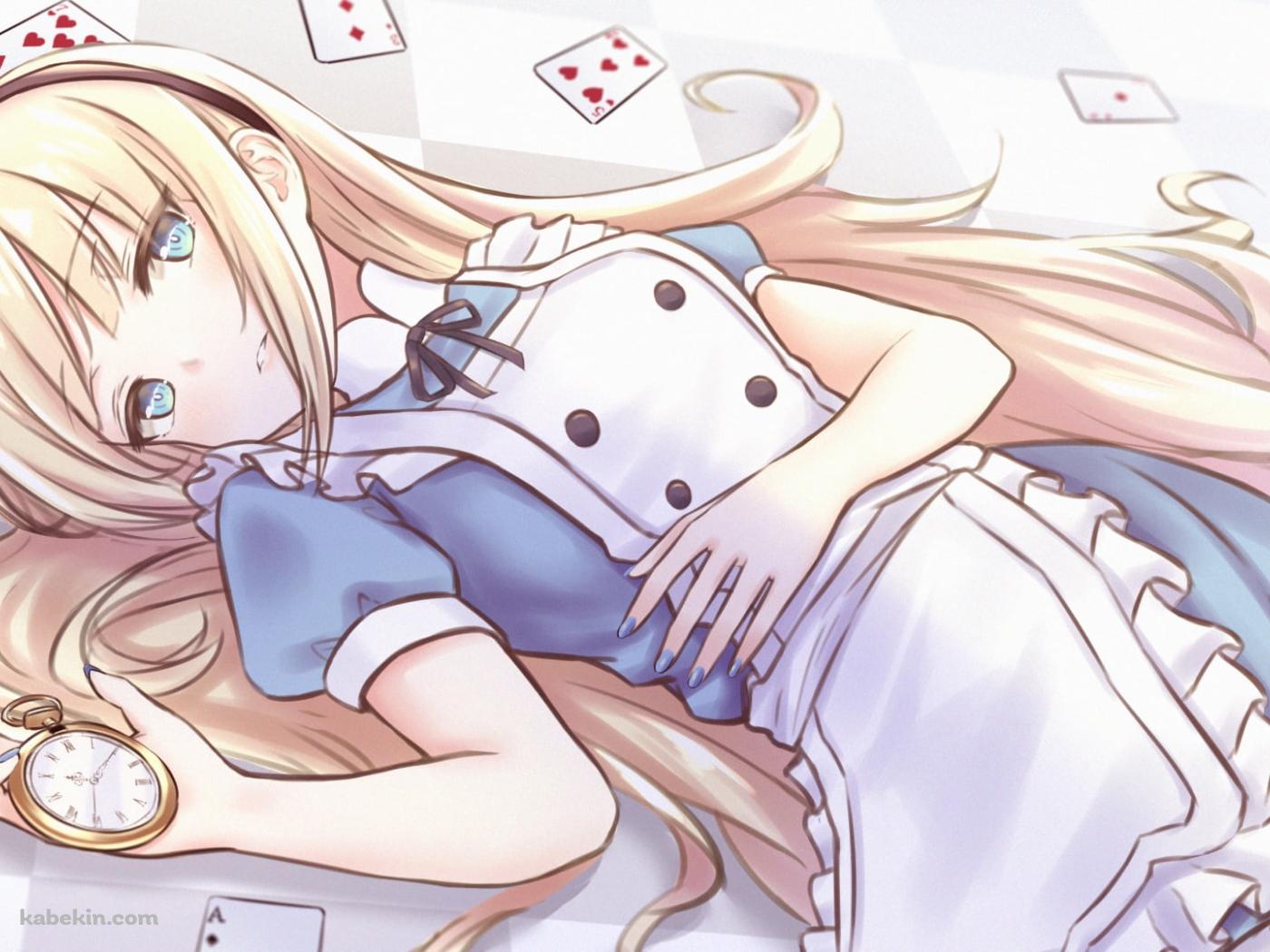 金色の懐中時計を持ち寝そべる可愛いアリス / 散らばったトランプ / 不思議の国のアリスの壁紙(1400px x 1050px) 高画質 PC・デスクトップ用