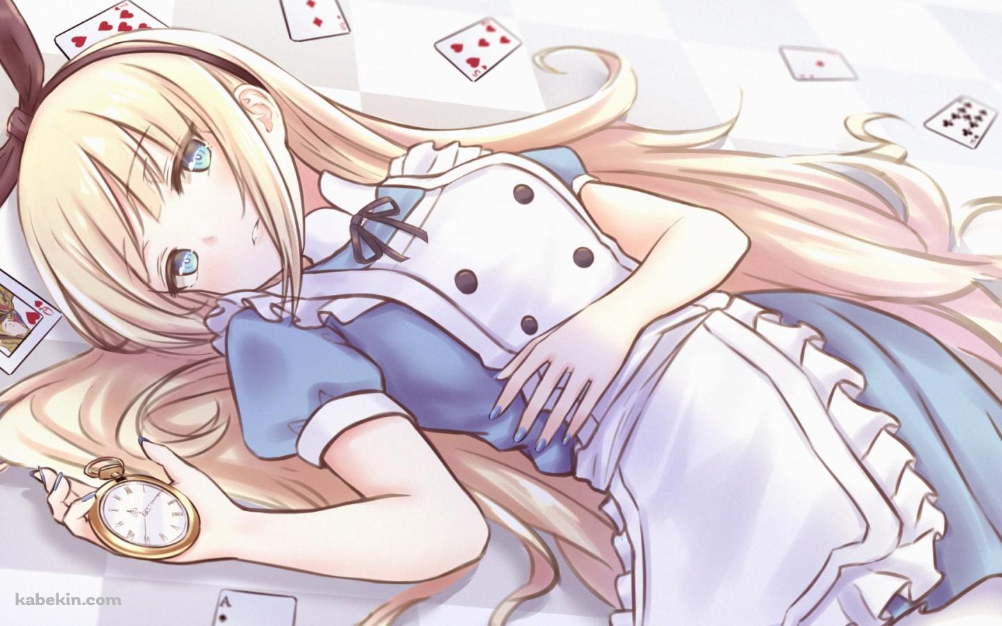 金色の懐中時計を持ち寝そべる可愛いアリス / 散らばったトランプ / 不思議の国のアリスの壁紙(1440px x 900px) 高画質 PC・デスクトップ用