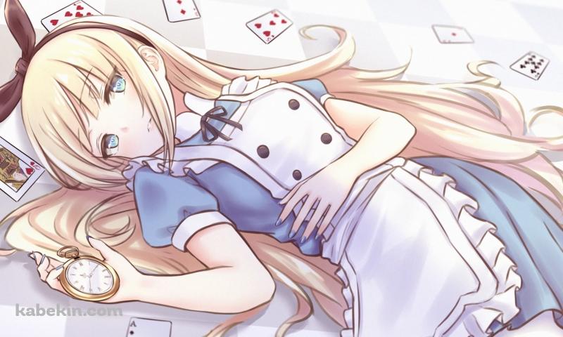 金色の懐中時計を持ち寝そべる可愛いアリス / 散らばったトランプ / 不思議の国のアリスの壁紙(800px x 480px) 高画質 PC・デスクトップ用