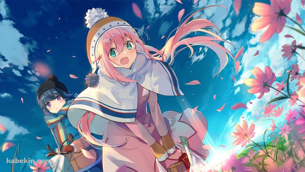 こちらに声をかける各務原なでしこ / 後ろで見つめる志摩リン / ピンクのコスモスの花 / 青空 / ゆるキャン△の壁紙(1024px x 576px) 高画質 PC・デスクトップ用