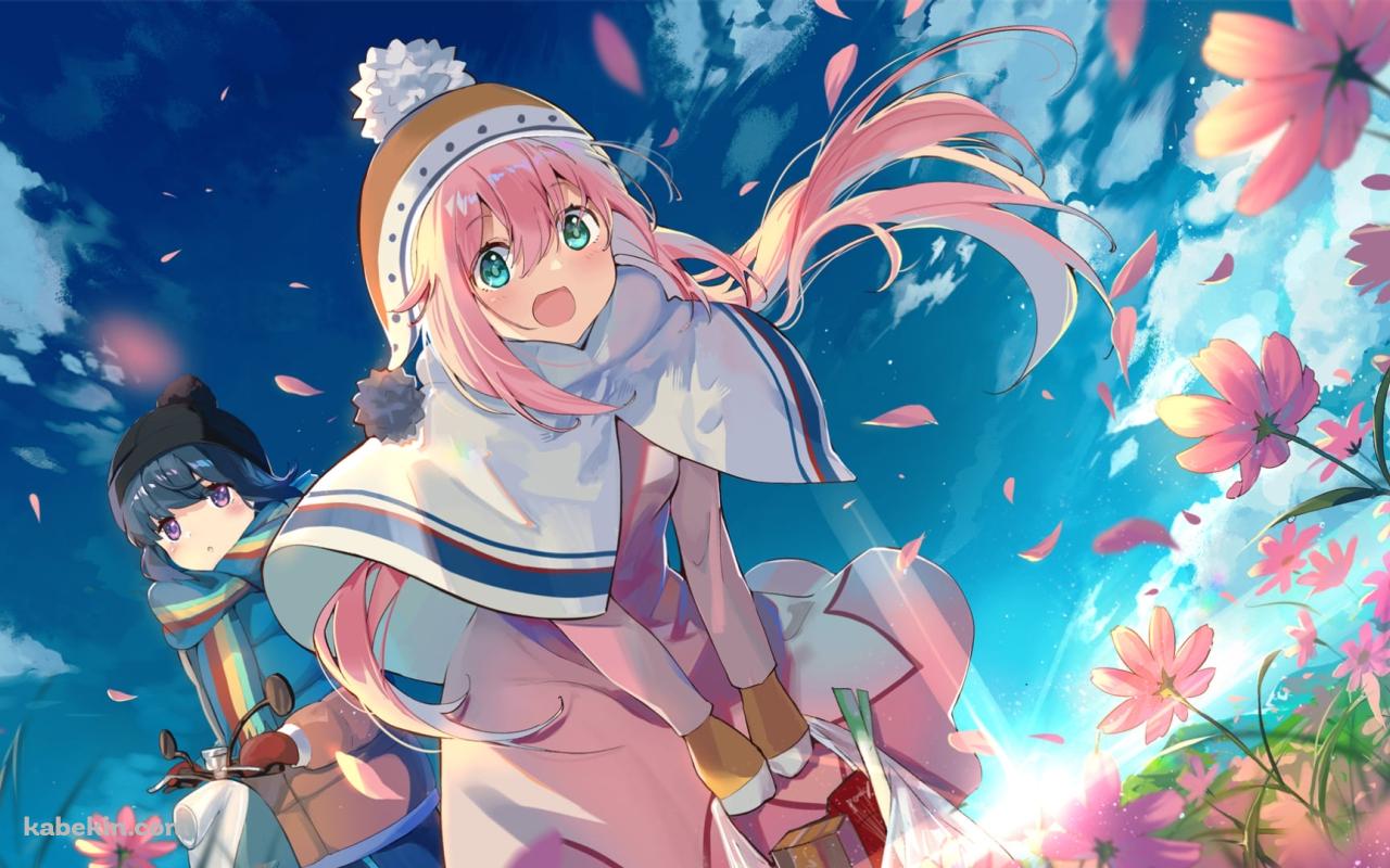 こちらに声をかける各務原なでしこ / 後ろで見つめる志摩リン / ピンクのコスモスの花 / 青空 / ゆるキャン△の壁紙(1280px x 800px) 高画質 PC・デスクトップ用