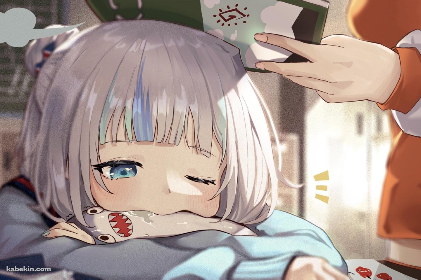 教科書で頭を叩かれるブループを咥えて居眠りしているがうる・ぐら / ホロライブ / バーチャルYouTuber / Vtuberの壁紙(1440px x 960px) 高画質 PC・デスクトップ用