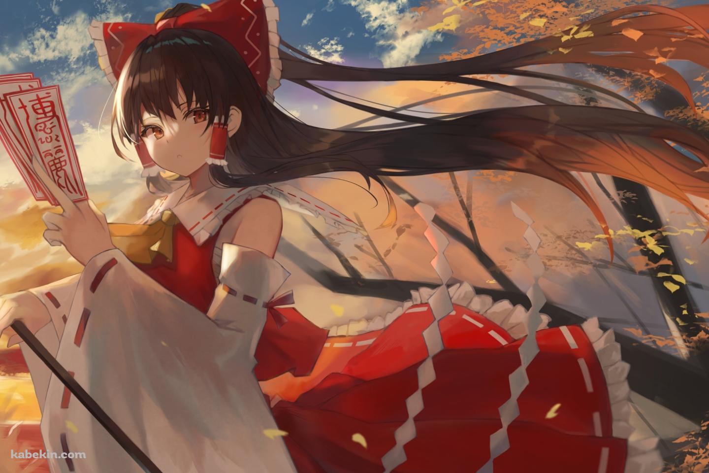 夕焼けと2枚のお札を持つ博麗霊夢 / 東方の壁紙(1440px x 960px) 高画質 PC・デスクトップ用