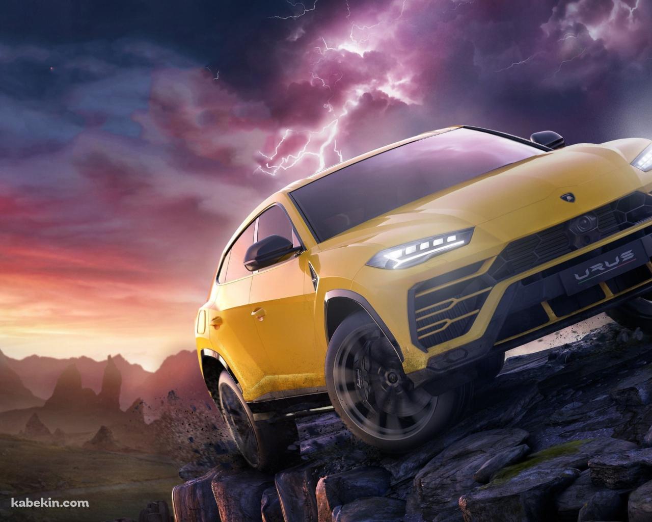 荒野を走るかっこいい黄色のランボルギーニ ウルス / 雷 / Lamborghini Urusの壁紙(1280px x 1024px) 高画質 PC・デスクトップ用