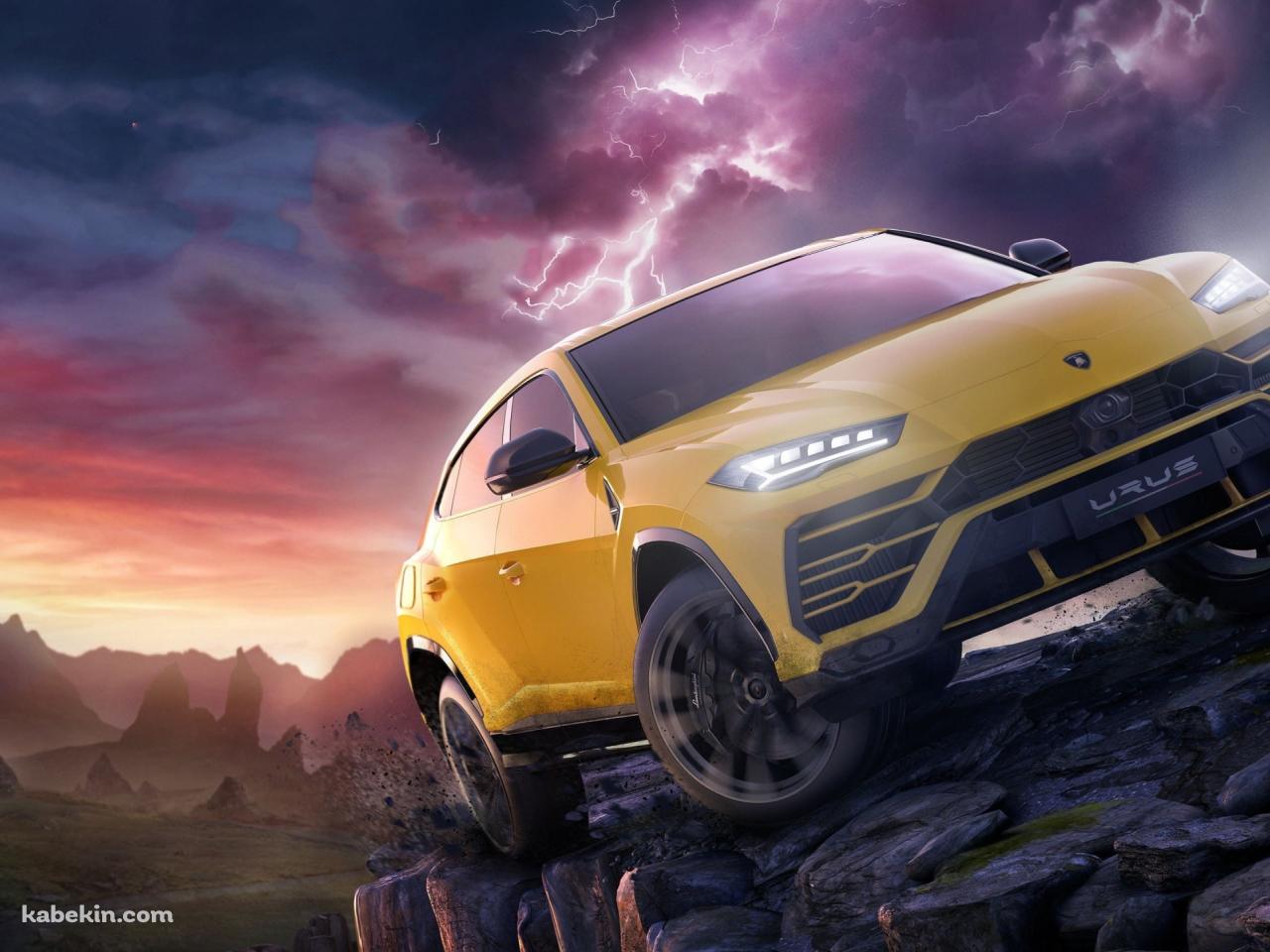 荒野を走るかっこいい黄色のランボルギーニ ウルス / 雷 / Lamborghini Urusの壁紙(1280px x 960px) 高画質 PC・デスクトップ用