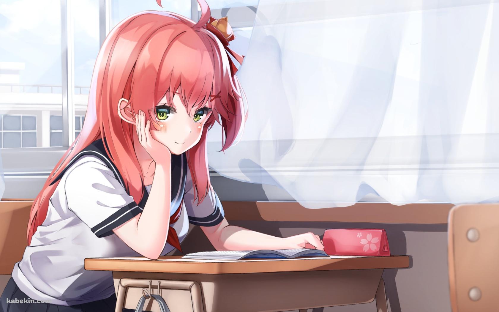 窓際の机に肘をつき微笑むさくらみこ / セーラー服 / カーテン / 筆箱 / ホロライブ / バーチャルYouTuber / Vtuberの壁紙(1680px x 1050px) 高画質 PC・デスクトップ用