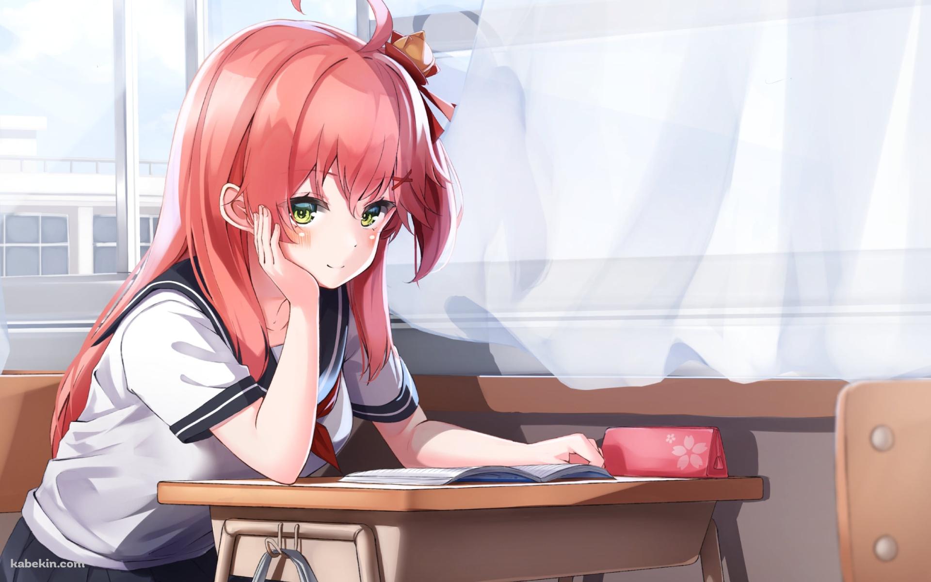 窓際の机に肘をつき微笑むさくらみこ / セーラー服 / カーテン / 筆箱 / ホロライブ / バーチャルYouTuber / Vtuberの壁紙(1920px x 1200px) 高画質 PC・デスクトップ用