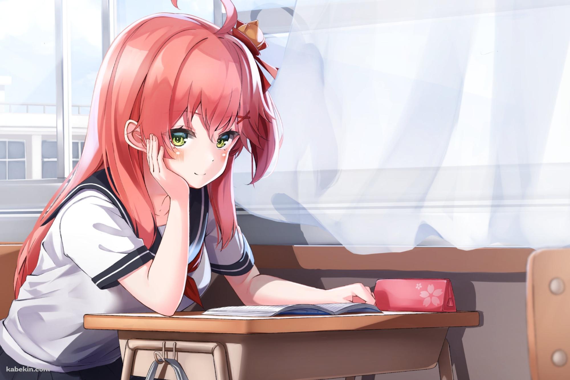 窓際の机に肘をつき微笑むさくらみこ / セーラー服 / カーテン / 筆箱 / ホロライブ / バーチャルYouTuber / Vtuberの壁紙(2000px x 1333px) 高画質 PC・デスクトップ用