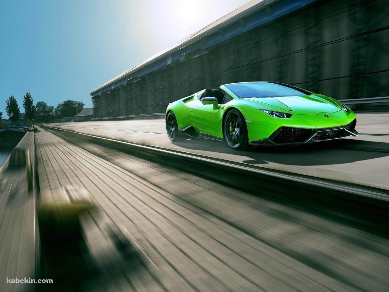 海沿いの道路を走る緑の2022 ランボルギーニ ウラカン / Green Lamborghini Huracanの壁紙(1280px x 960px) 高画質 PC・デスクトップ用