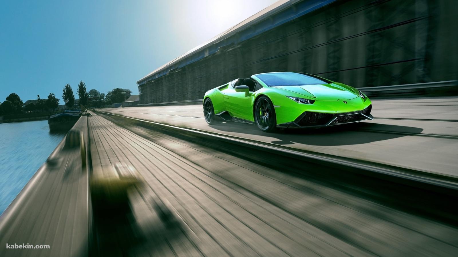 海沿いの道路を走る緑の2022 ランボルギーニ ウラカン / Green Lamborghini Huracanの壁紙(1600px x 900px) 高画質 PC・デスクトップ用