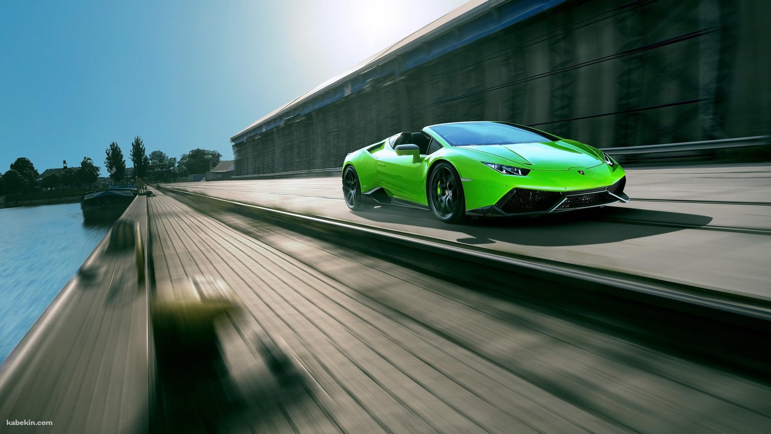 海沿いの道路を走る緑の2022 ランボルギーニ ウラカン / Green Lamborghini Huracanの壁紙(2560px x 1440px) 高画質 PC・デスクトップ用