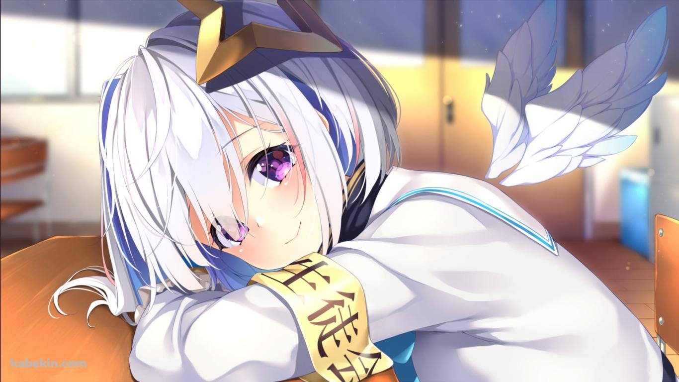机にうつぶせになる天音かなた / ホロライブ / バーチャルYouTuber / Vtuberの壁紙(1366px x 768px) 高画質 PC・デスクトップ用