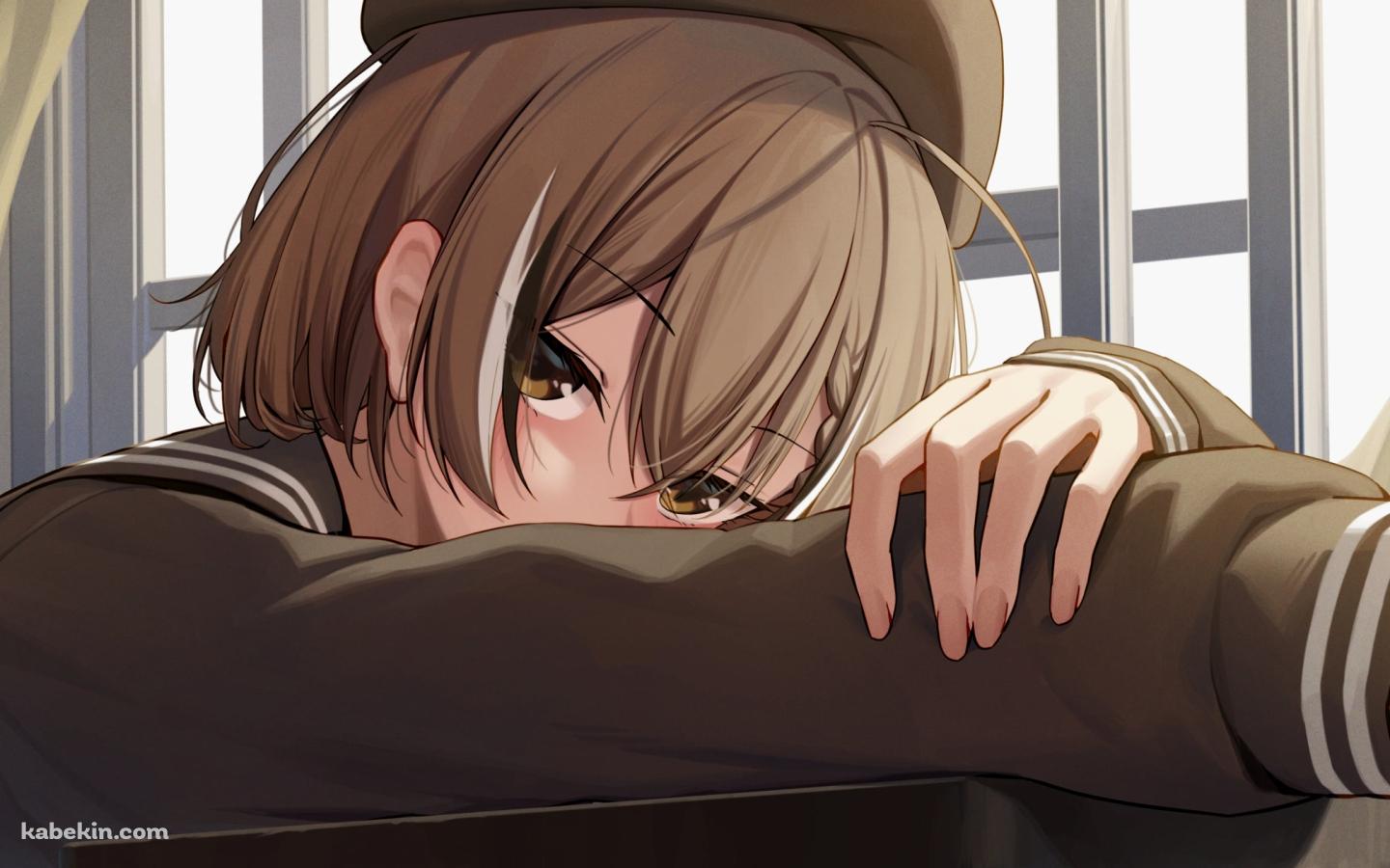 机に伏せて寝るベレー帽をかぶった七詩ムメイ / ホロライブ / バーチャルYouTuber / Vtuberの壁紙(1440px x 900px) 高画質 PC・デスクトップ用