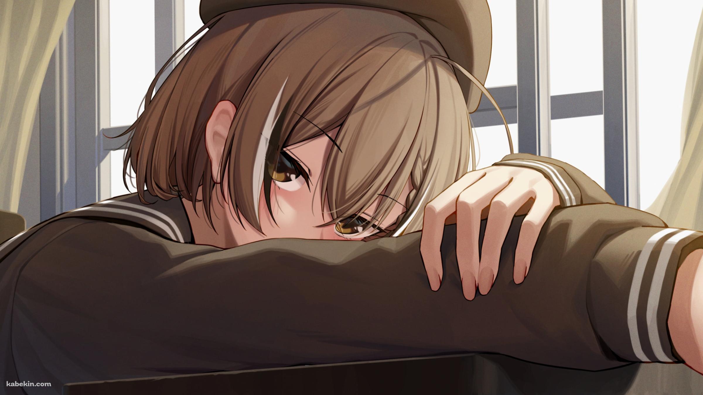 机に伏せて寝るベレー帽をかぶった七詩ムメイ / ホロライブ / バーチャルYouTuber / Vtuberの壁紙(2400px x 1350px) 高画質 PC・デスクトップ用