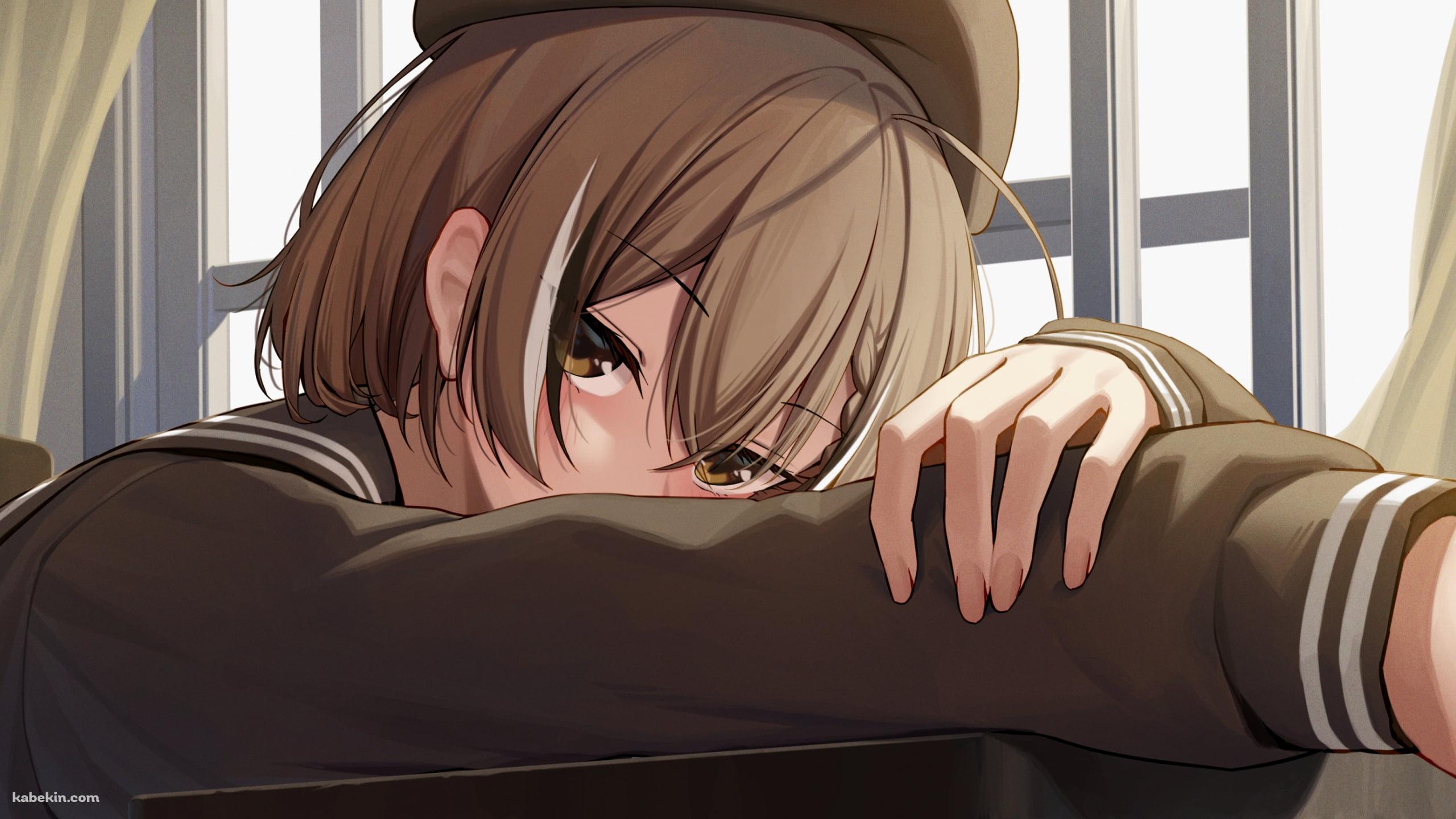 机に伏せて寝るベレー帽をかぶった七詩ムメイ / ホロライブ / バーチャルYouTuber / Vtuberの壁紙(2560px x 1440px) 高画質 PC・デスクトップ用