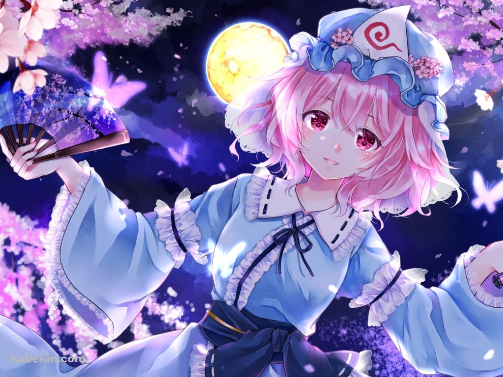 青い扇子とマイクを持つ西行寺幽々子（さいぎょうじ ゆゆこ） / 夜桜 / 満月 / 東方の壁紙(1024px x 768px) 高画質 PC・デスクトップ用
