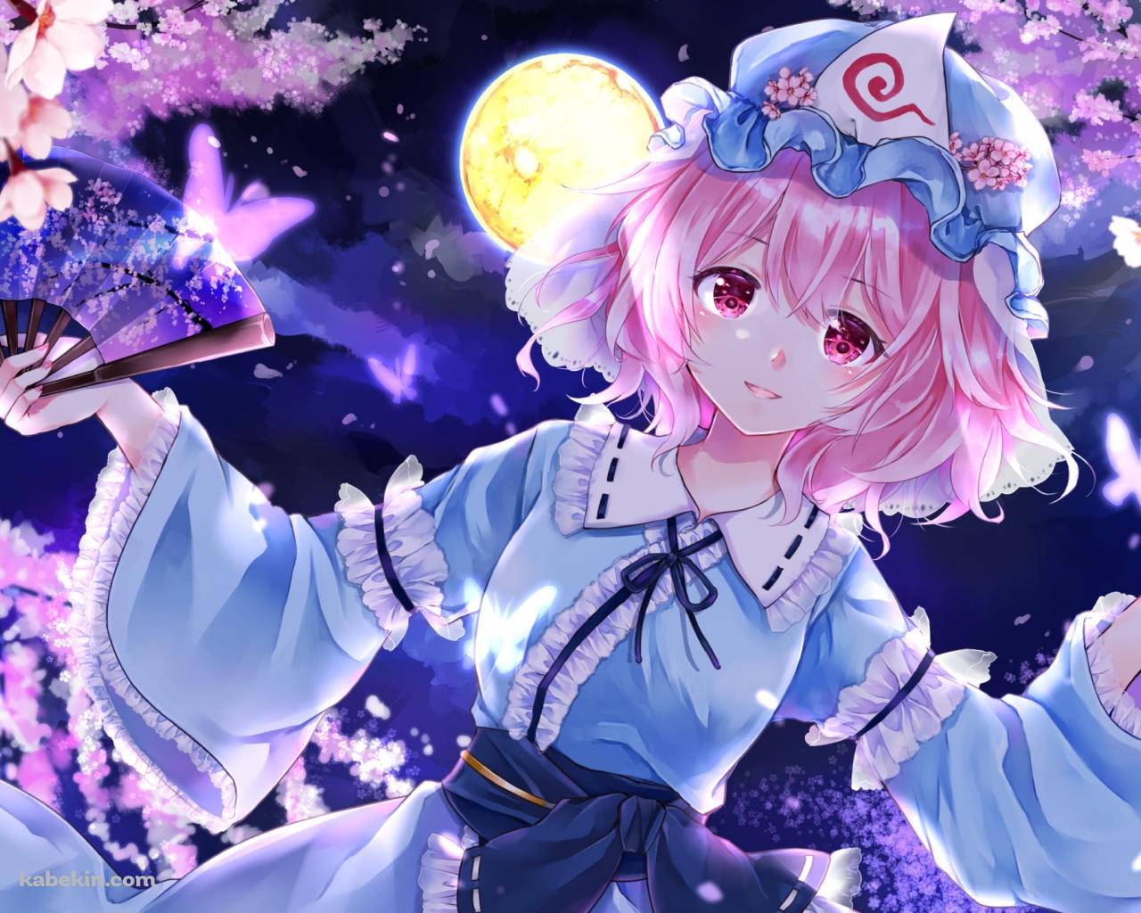 青い扇子とマイクを持つ西行寺幽々子（さいぎょうじ ゆゆこ） / 夜桜 / 満月 / 東方の壁紙(1280px x 1024px) 高画質 PC・デスクトップ用