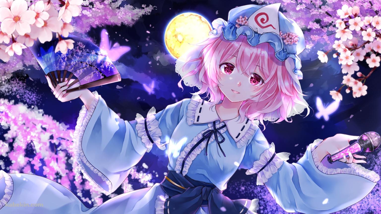 青い扇子とマイクを持つ西行寺幽々子（さいぎょうじ ゆゆこ） / 夜桜 / 満月 / 東方の壁紙(1536px x 864px) 高画質 PC・デスクトップ用