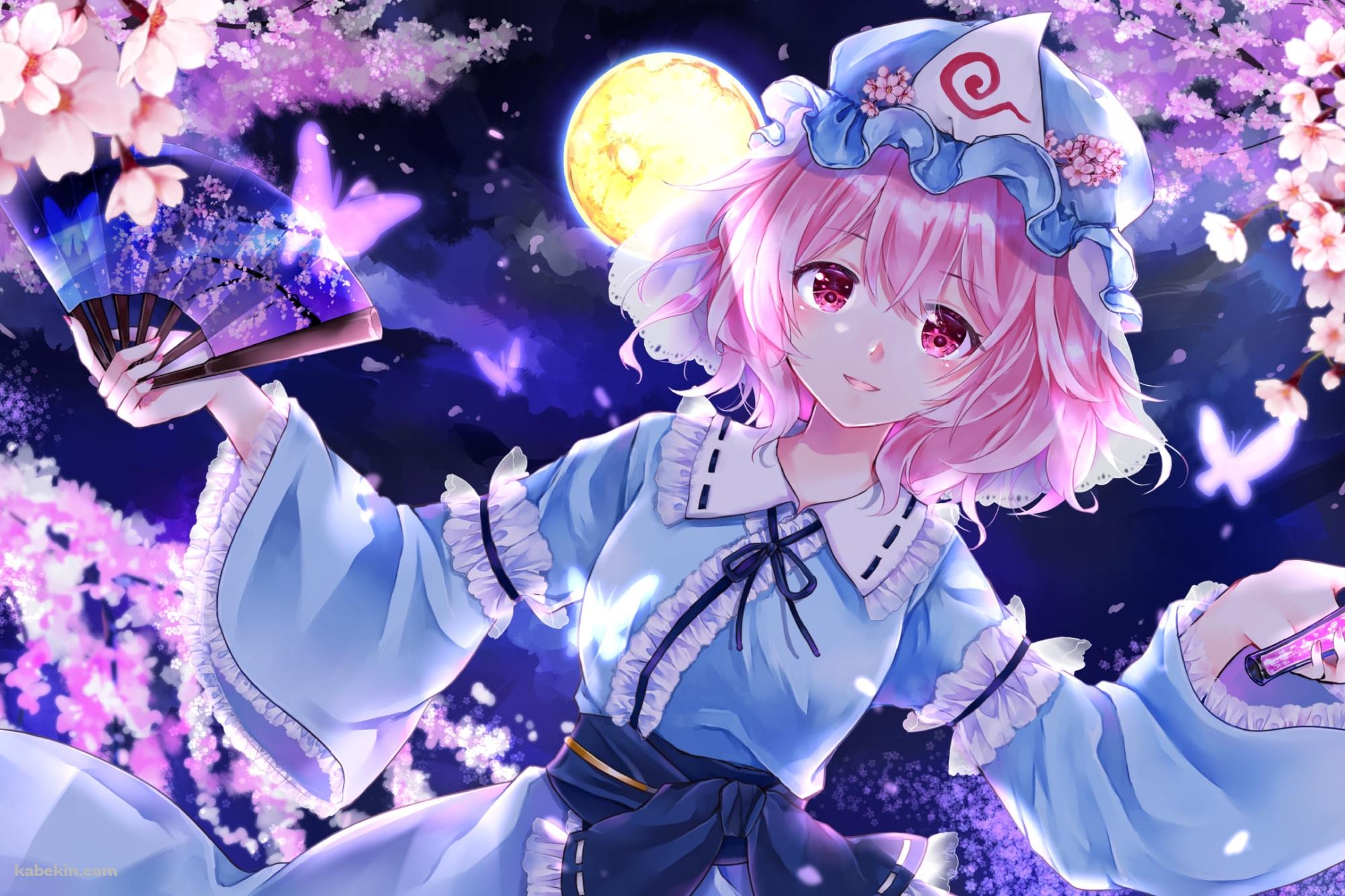 青い扇子とマイクを持つ西行寺幽々子（さいぎょうじ ゆゆこ） / 夜桜 / 満月 / 東方の壁紙(2000px x 1333px) 高画質 PC・デスクトップ用