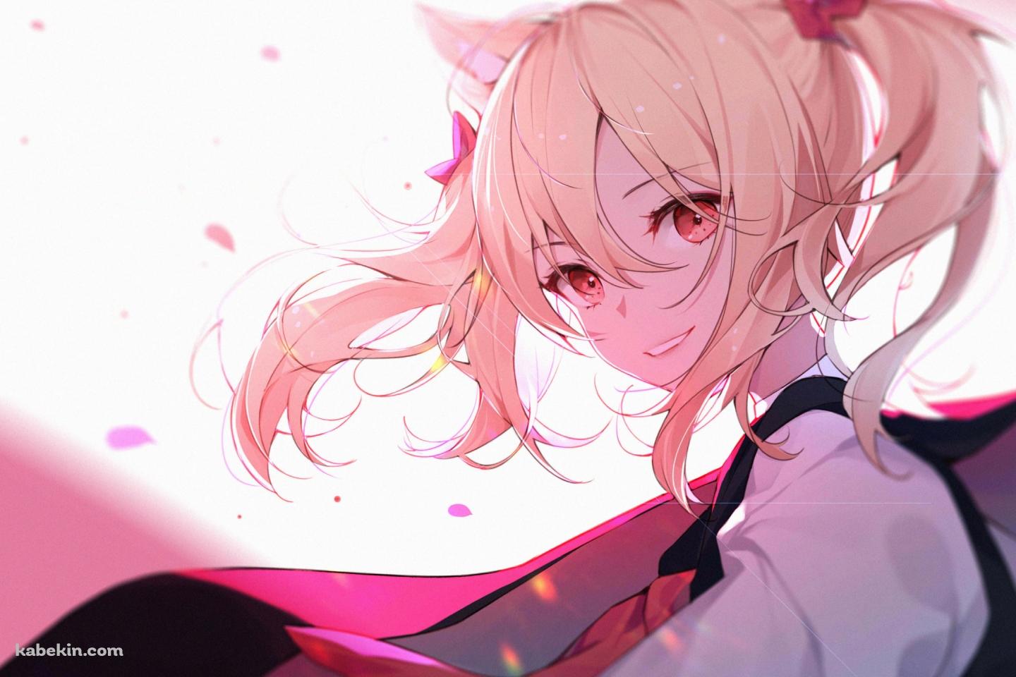 こちらに微笑むソラ / 赤い瞳 / 金髪 / ピンクの花びら / アークナイツの壁紙(1440px x 960px) 高画質 PC・デスクトップ用