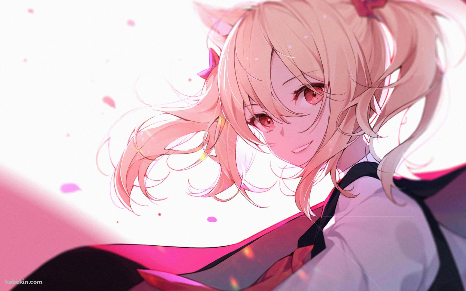 こちらに微笑むソラ / 赤い瞳 / 金髪 / ピンクの花びら / アークナイツの壁紙(1920px x 1200px) 高画質 PC・デスクトップ用