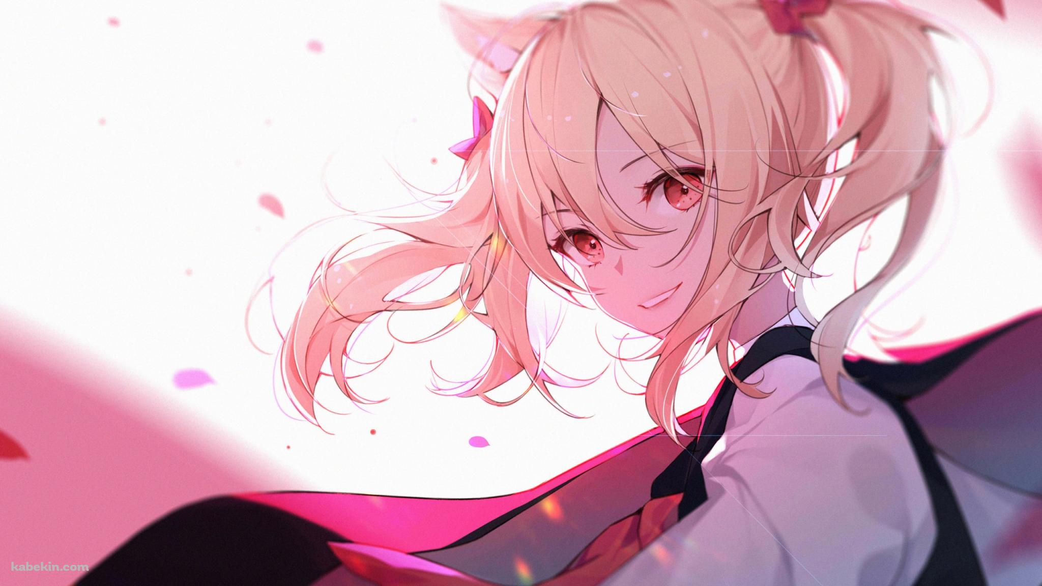 こちらに微笑むソラ / 赤い瞳 / 金髪 / ピンクの花びら / アークナイツの壁紙(2048px x 1152px) 高画質 PC・デスクトップ用
