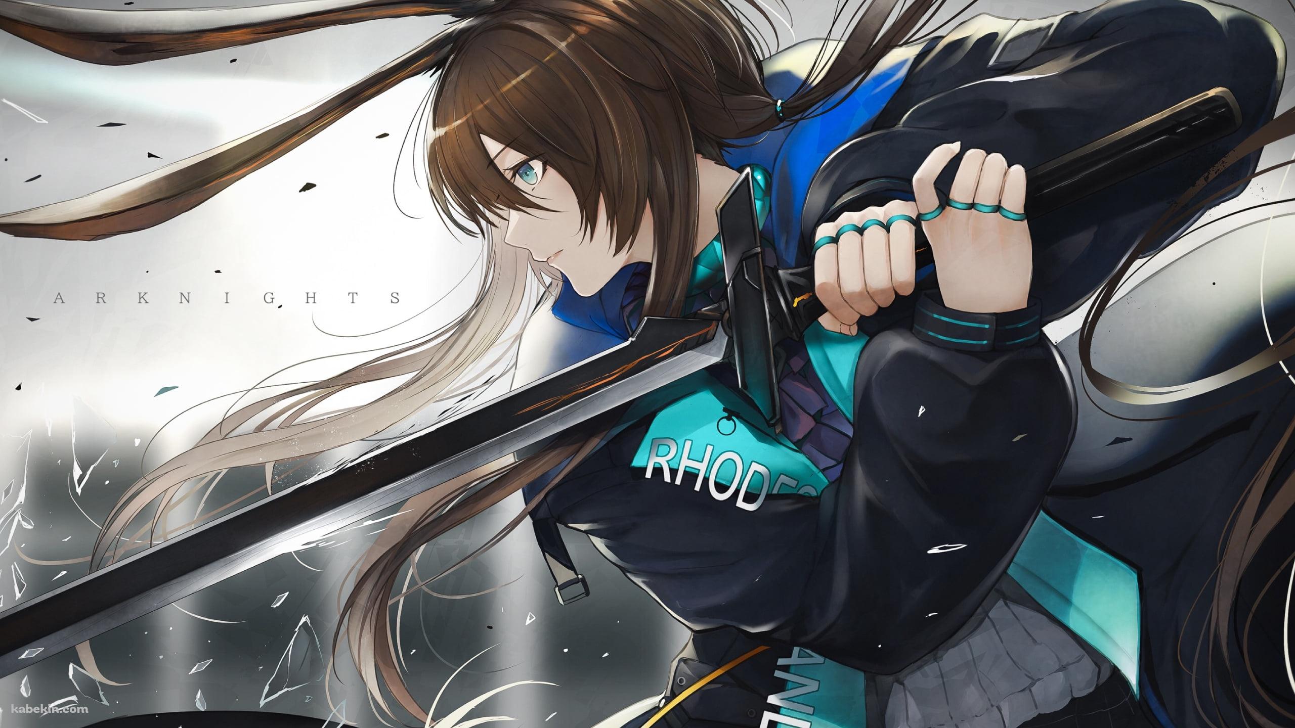 横から見た剣をかまえるアーミヤ / アークナイツの壁紙(2560px x 1440px) 高画質 PC・デスクトップ用