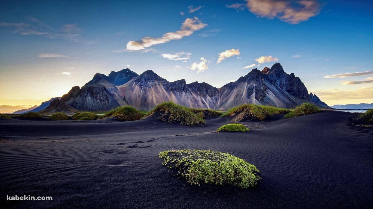黒い砂地と山脈と青空 / 絶景の壁紙(1242px x 698px) 高画質 PC・デスクトップ用