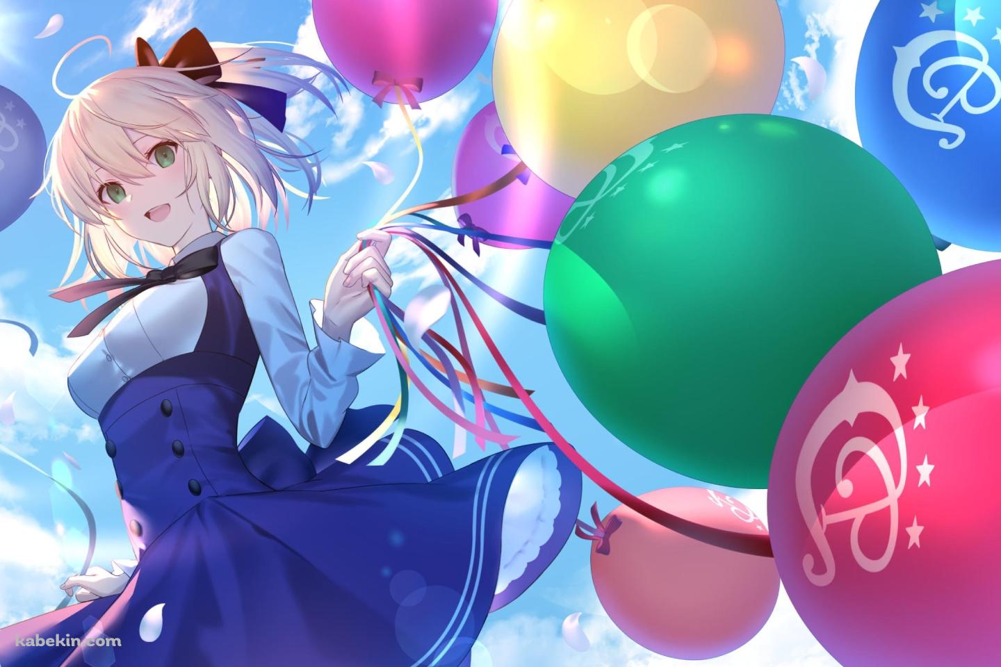 青空の下、カラフルな風船を持つセイバー / Fateの壁紙(1440px x 960px) 高画質 PC・デスクトップ用